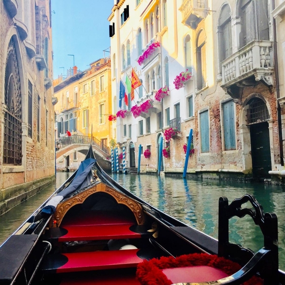 Meet your Posher, Debora - Picture 1 of 1